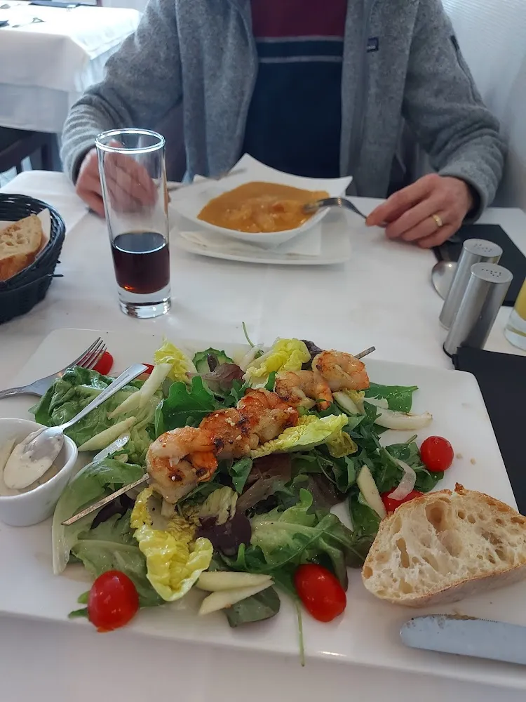 Brochette de Scampis Grillée Sur Lit de Salade